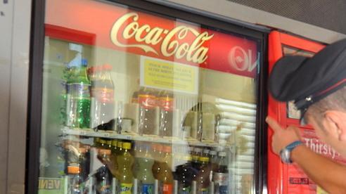 Forzano distributore di bibite nei guai ragazza e un 36enne