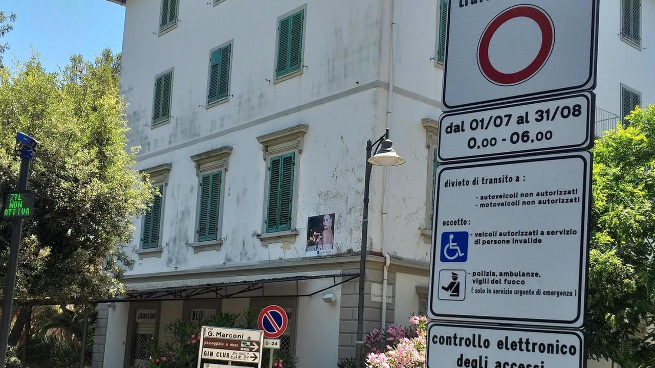 Quaranta multe al giorno per aver ignorato i varchi attivi della Ztl a Castiglioncello