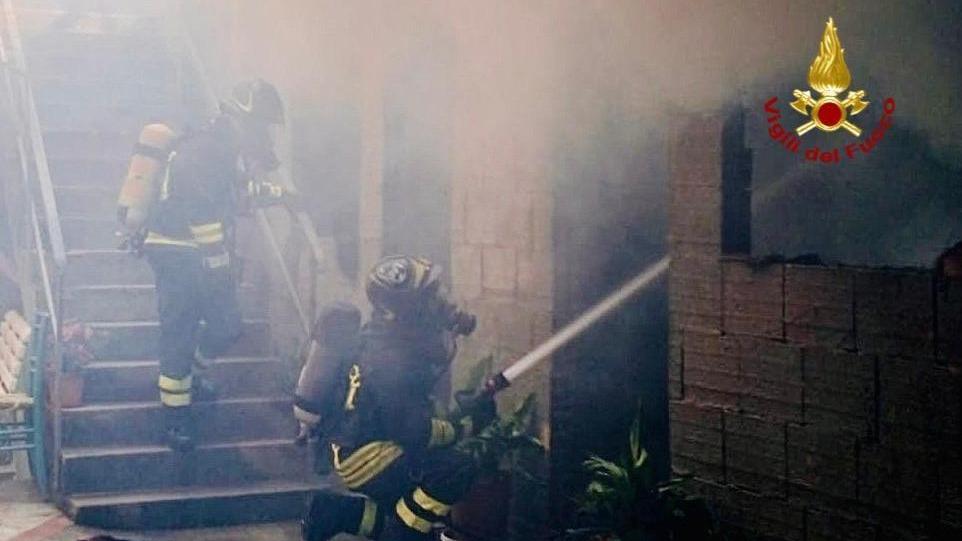 Arbus, cucina s'incendia: grazie ai vigili del fuoco non esplodono alcune bombole