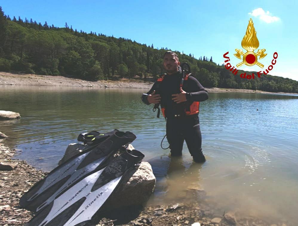 Un vigile del fuoco si immerge nel lago alla ricerca del corpo del 29enne