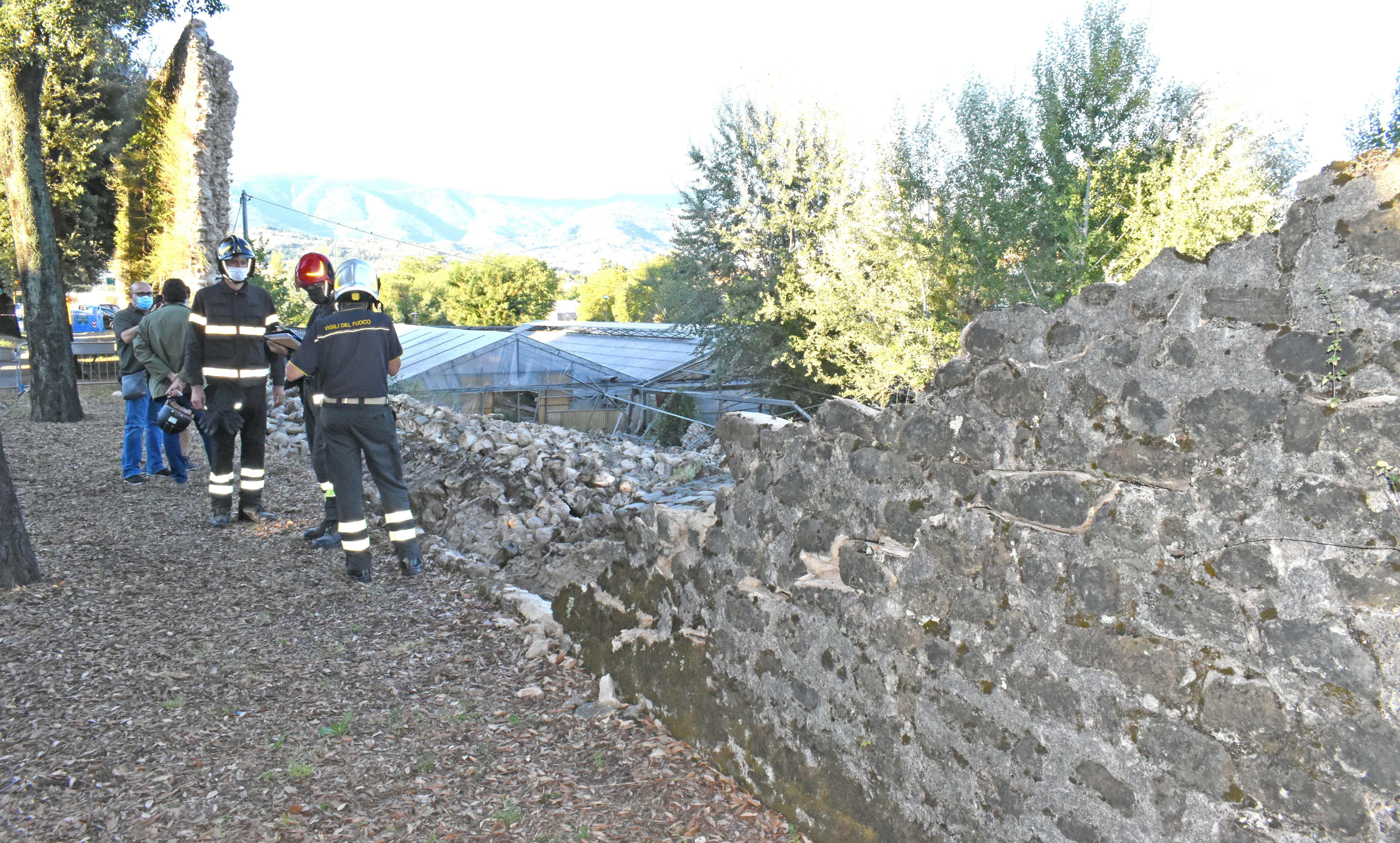Il tratto di mura crollato visto dal viale Arcadia
