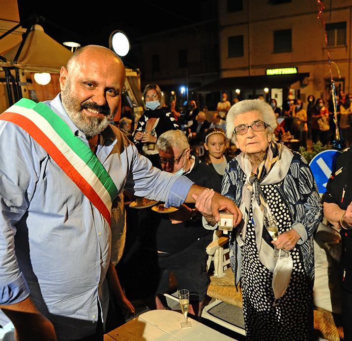 Nella sera del suo novantesimo compleanno Mery della Ristopescheria riceve l’Omino di ferro 