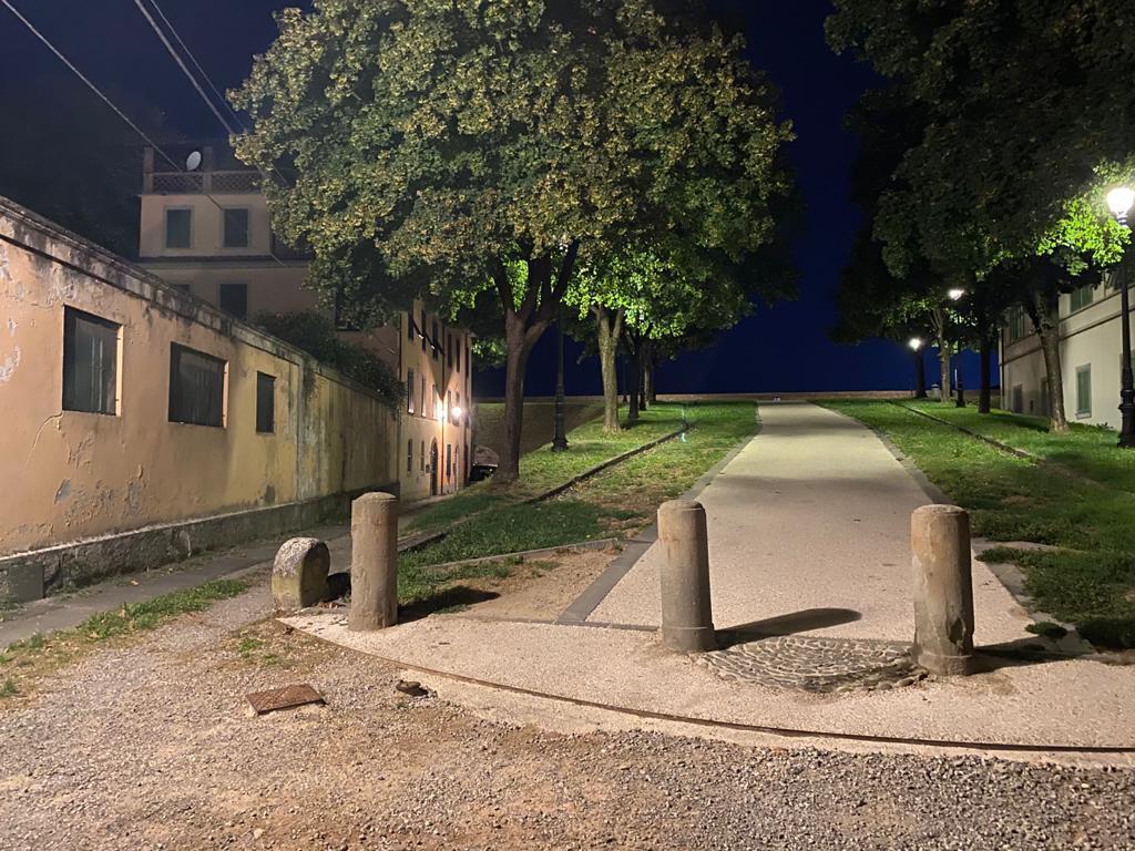 Quindicenne cade in bici dalle Mura all'altezza del carcere