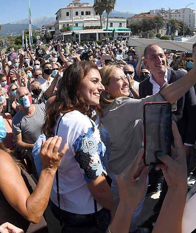 La Meloni riempie il pontile: «Possiamo vincere la Toscana» 