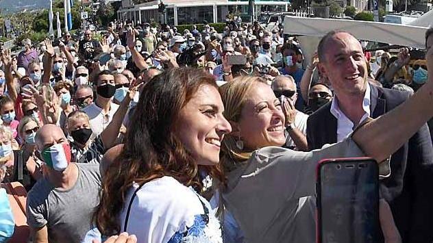 La Meloni riempie il pontile: «Possiamo vincere la Toscana»