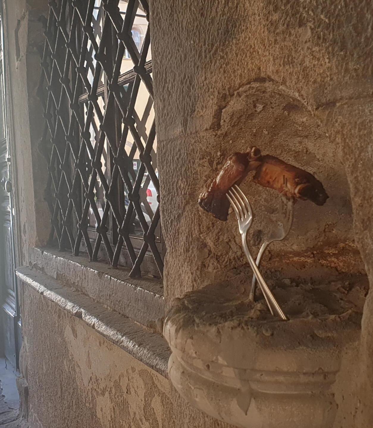 Forchette e rosticciana nell’acquasantiera