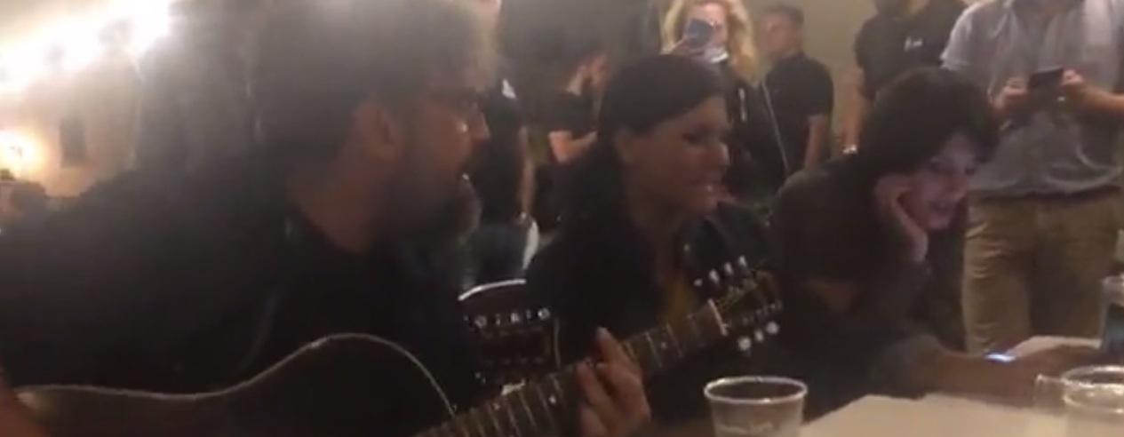 E a fine serata tutti insieme a mangiare e a cantare