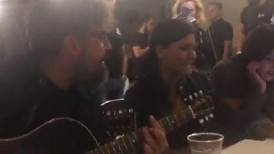 E a fine serata tutti insieme a mangiare e a cantare