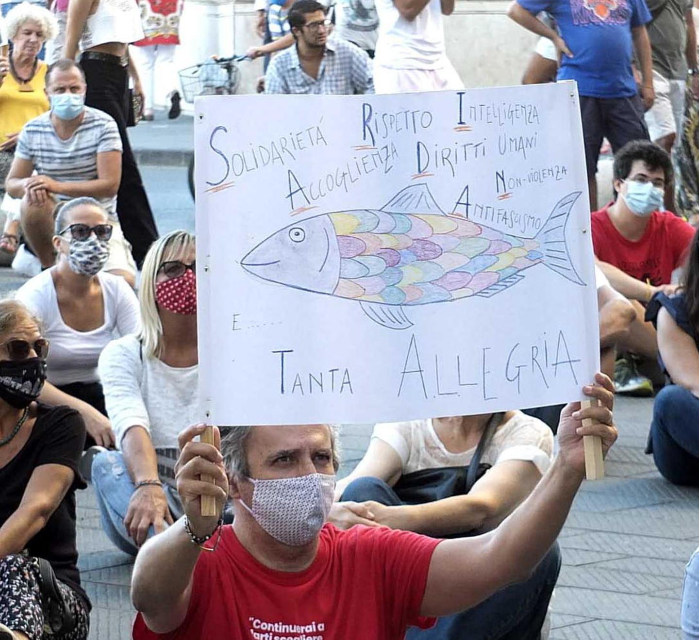 “Tutti giù per terra” contro l’ordinanza anti-bivacco «No a politiche securitarie» 