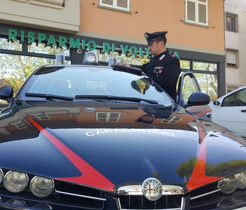 Aggredisce una parente in casa: arrestato 