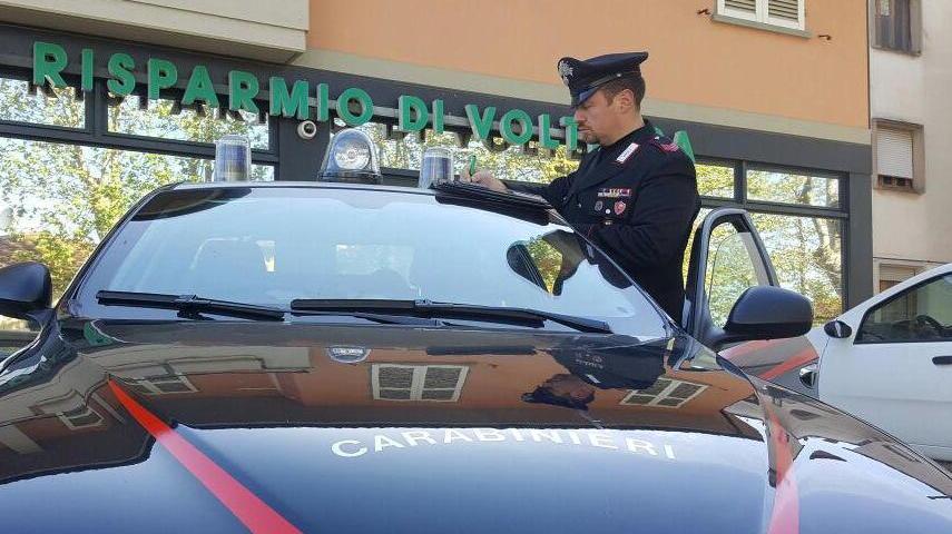 Aggredisce una parente in casa: arrestato