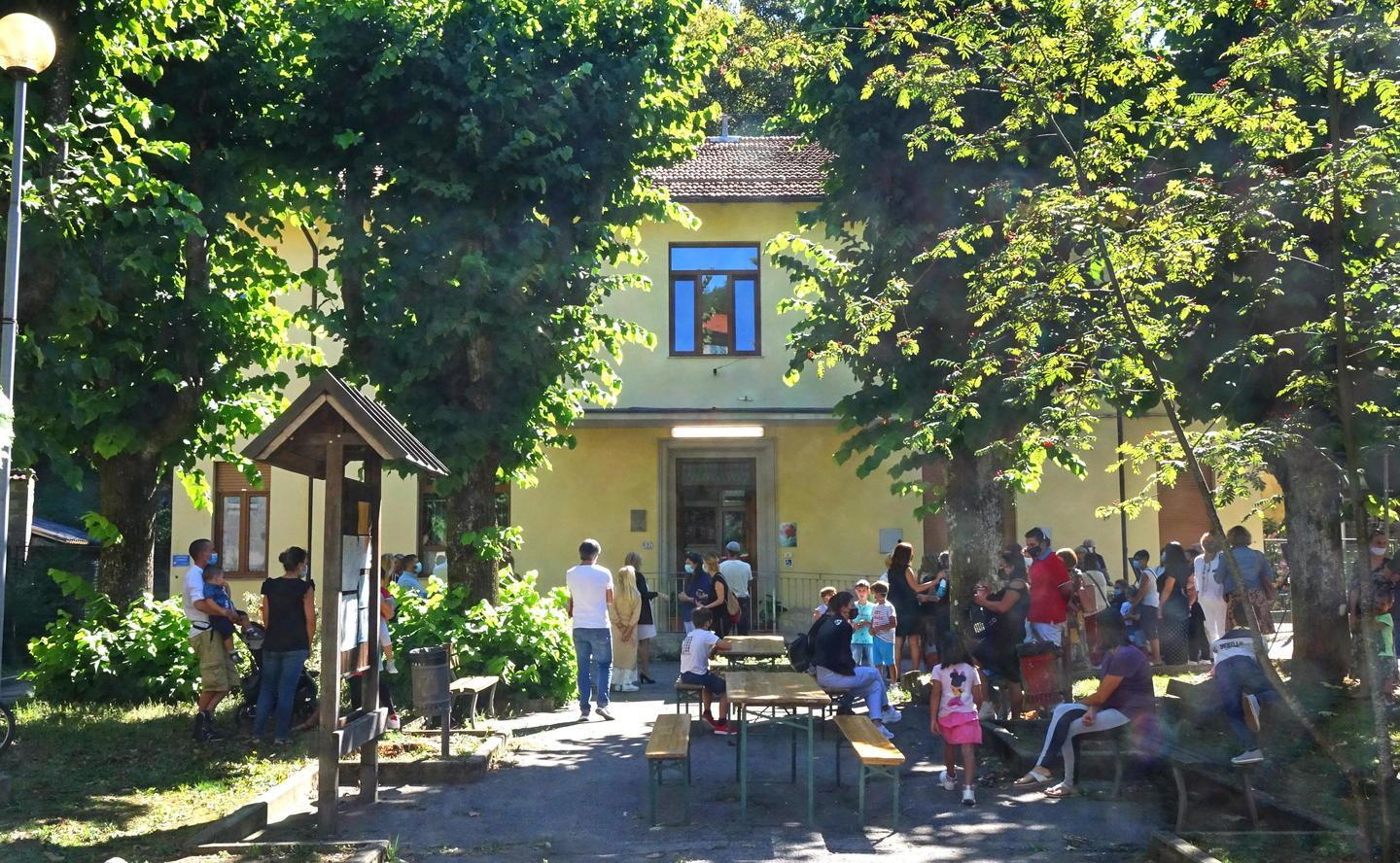 Inaugurato a Le Piastre il nido “La città nel bosco” per chi vive in montagna 