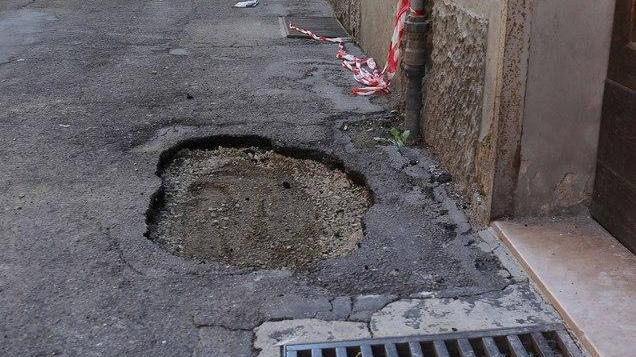 Via Caggiati La voragine segnalata è ancora lì
