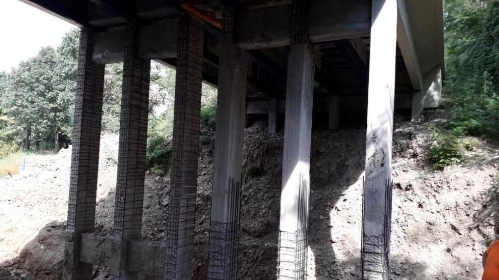Calcestruzzo a rinforzo dei piloni del ponte che attraversa il Lodola