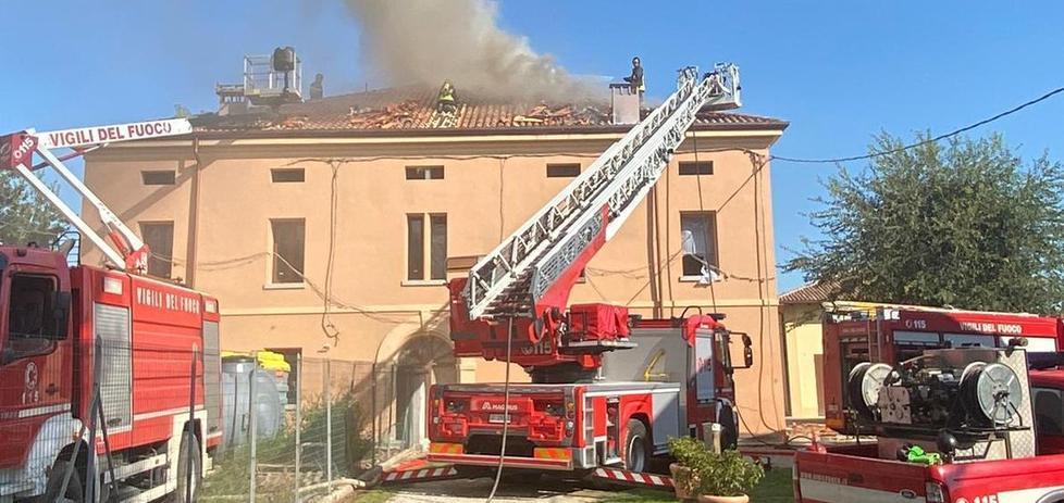 Incendio del tetto domato soltanto nella notte: danni ingenti