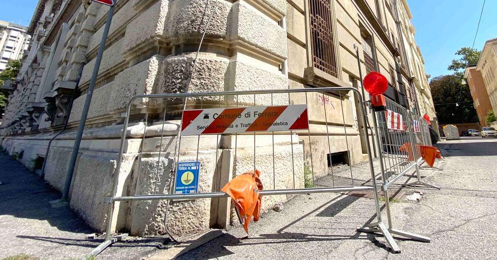 La scuola “perde” calcinacci