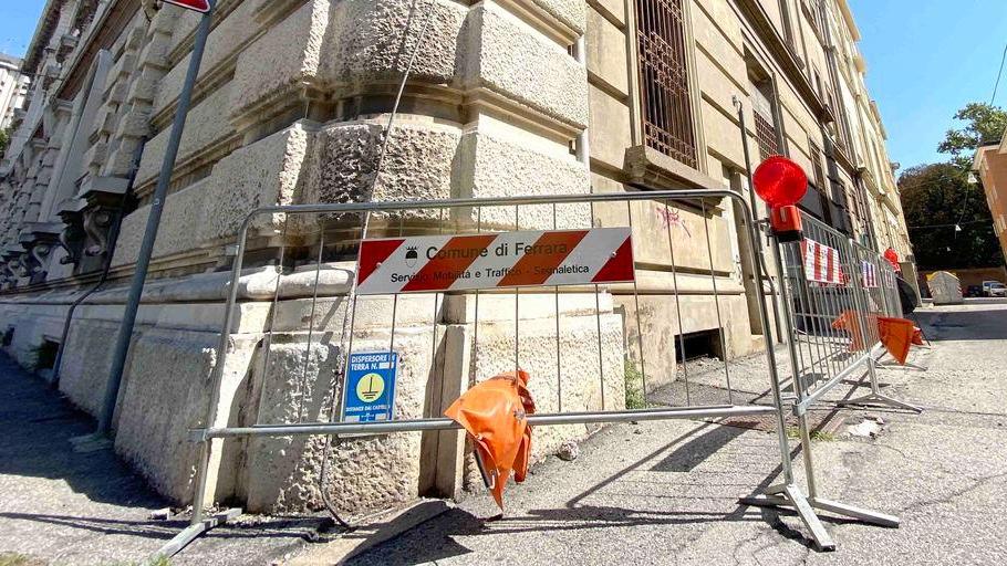 La scuola “perde” calcinacci