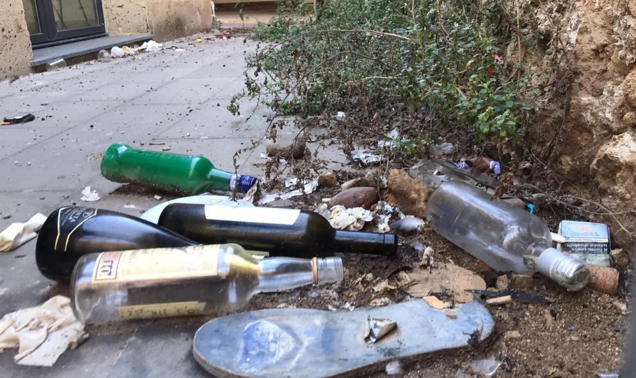 Piazza Francesco Sotgiu in balia di bande notturne di vandali