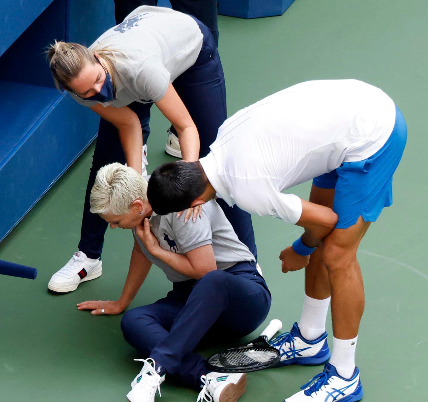 Follìa Djokovic: espulso dagli Open per una pallata contro una giudice 