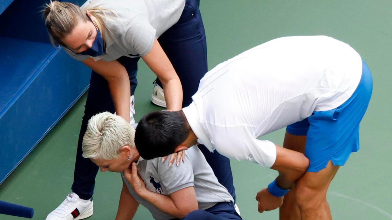 Follìa Djokovic: espulso dagli Open per una pallata contro una giudice
