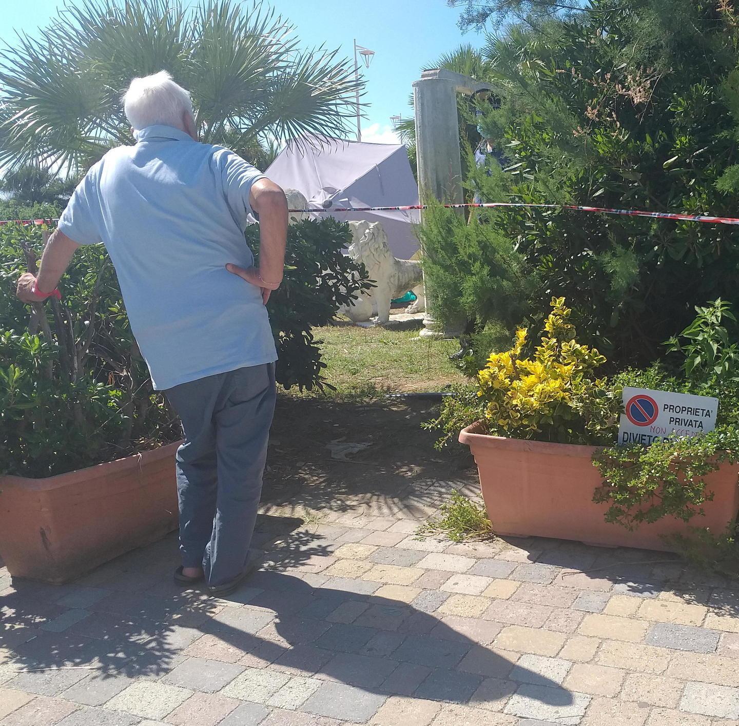 Muore schiacciata da una trave, le indagini: la gestione del giardino e l'ipotesi di reato