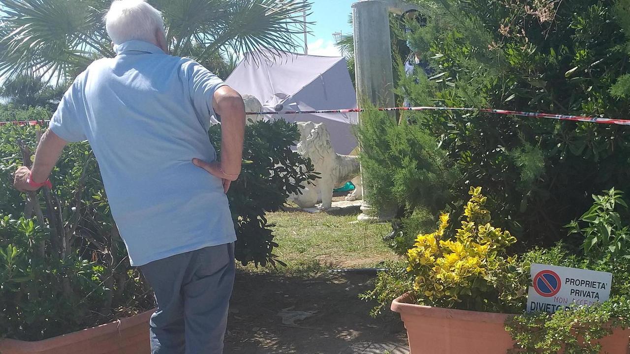 Muore schiacciata da una trave, le indagini: la gestione del giardino e l'ipotesi di reato
