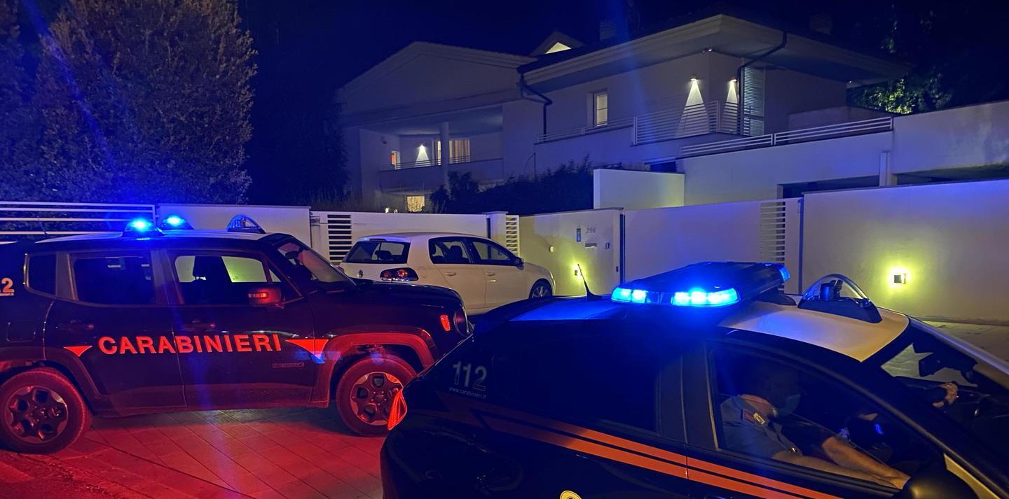 Raid in villa: quattro banditi legano, picchiano e rapinano un pensionato 