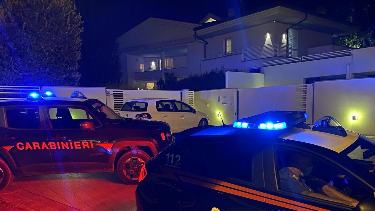 Raid in villa: quattro banditi legano, picchiano e rapinano un pensionato