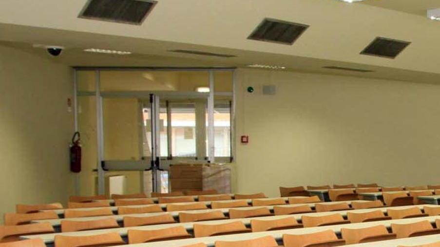 Ritorno a scuola: ingresso scaglionato in tre diversi orari, ma lezioni in aula per tutte le classi