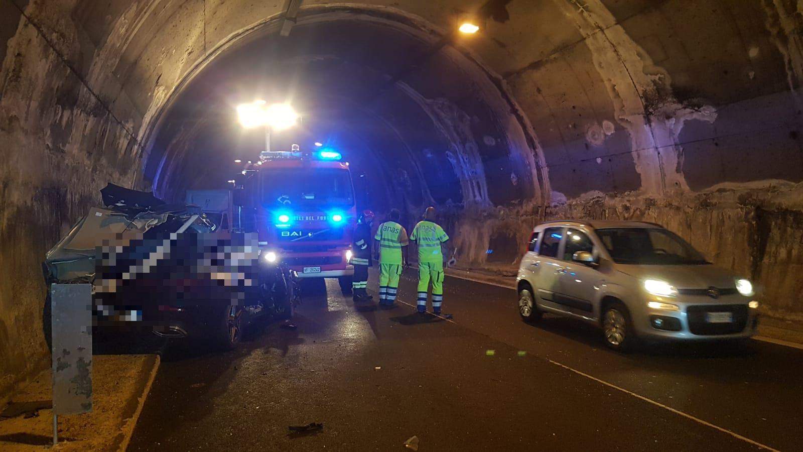 Nuoro, grave incidente stradale nella galleria di Pratosardo: muore una donna