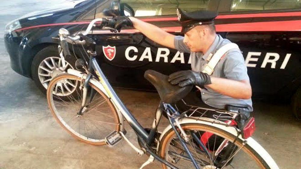 Una delle due biciclette recuperate