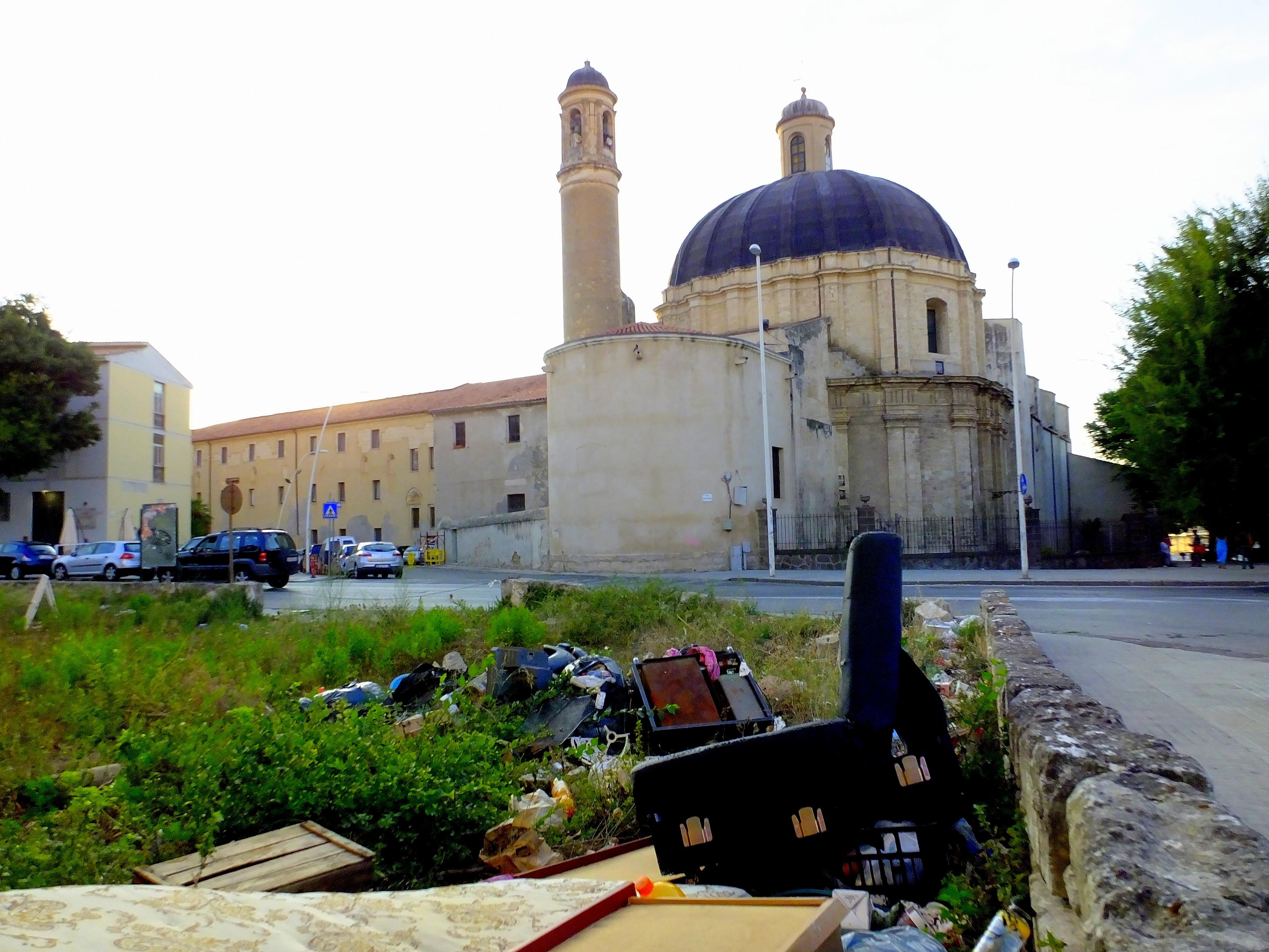 Sassari: spaccio, degrado e una maxi discarica davanti alla chiesa di Santa Maria 