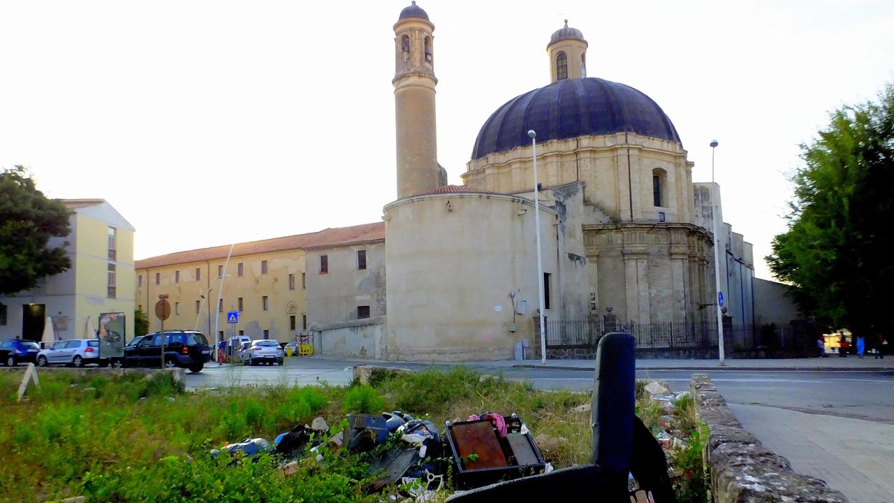 Sassari: spaccio, degrado e una maxi discarica davanti alla chiesa di Santa Maria 