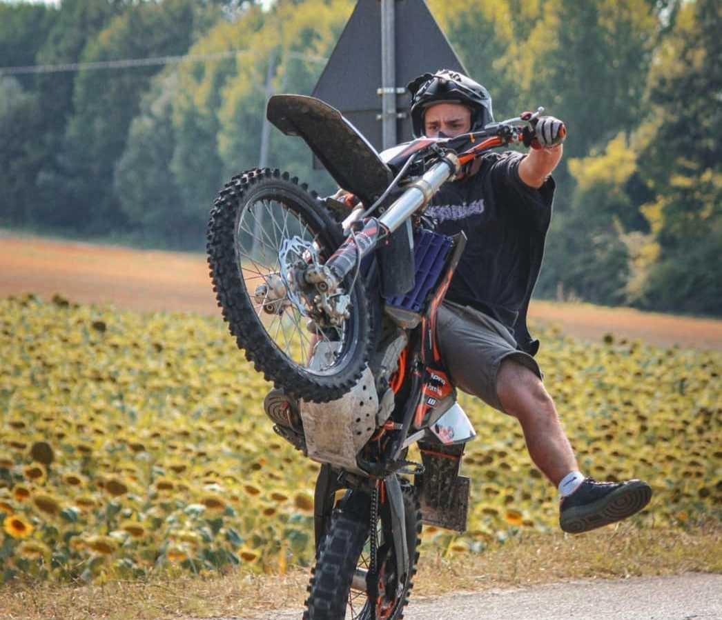 Gli amici in moto per l’ultimo saluto a Mattia 