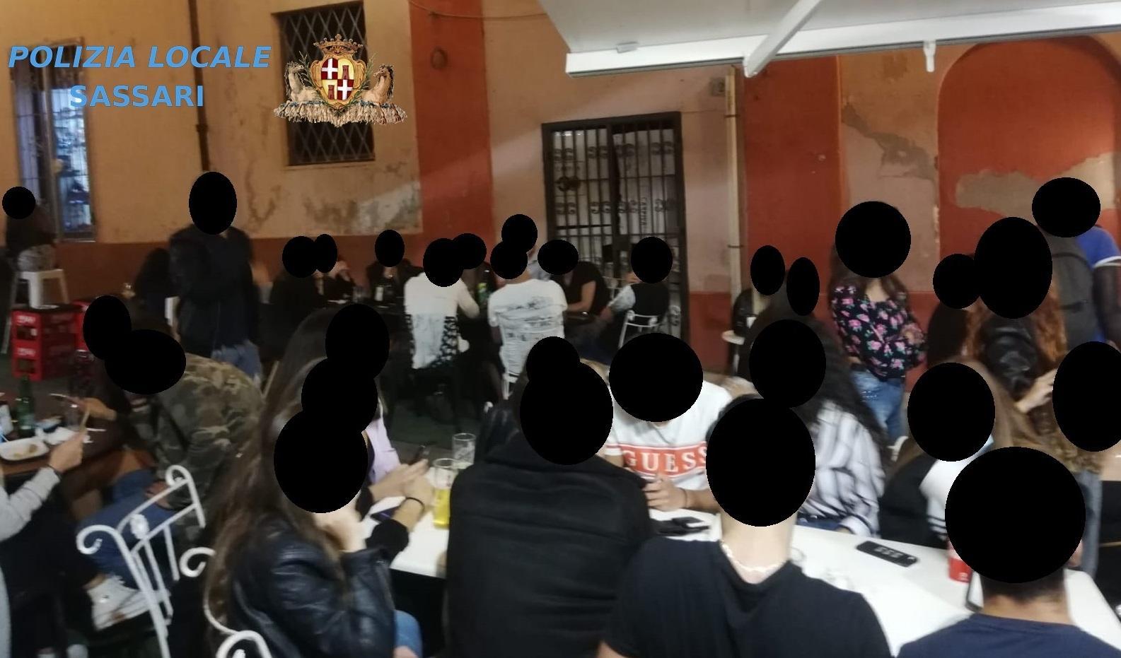 Sassari, anche in 15 allo stesso tavolo e senza mascherine: multati i titolari di due locali
