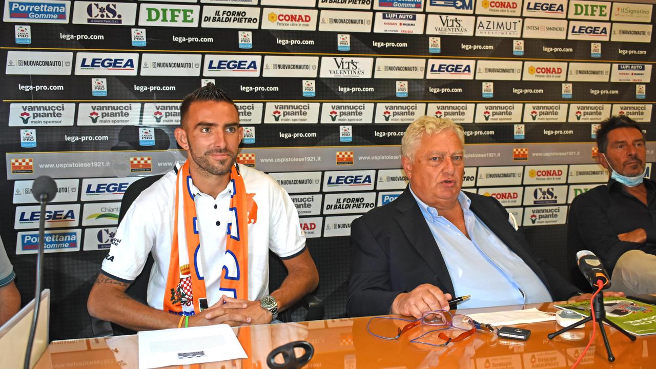 Alessandro Cesarini accanto al presidente Orazio Ferrari e al ds Giovanni Dolci (Foto Gori)