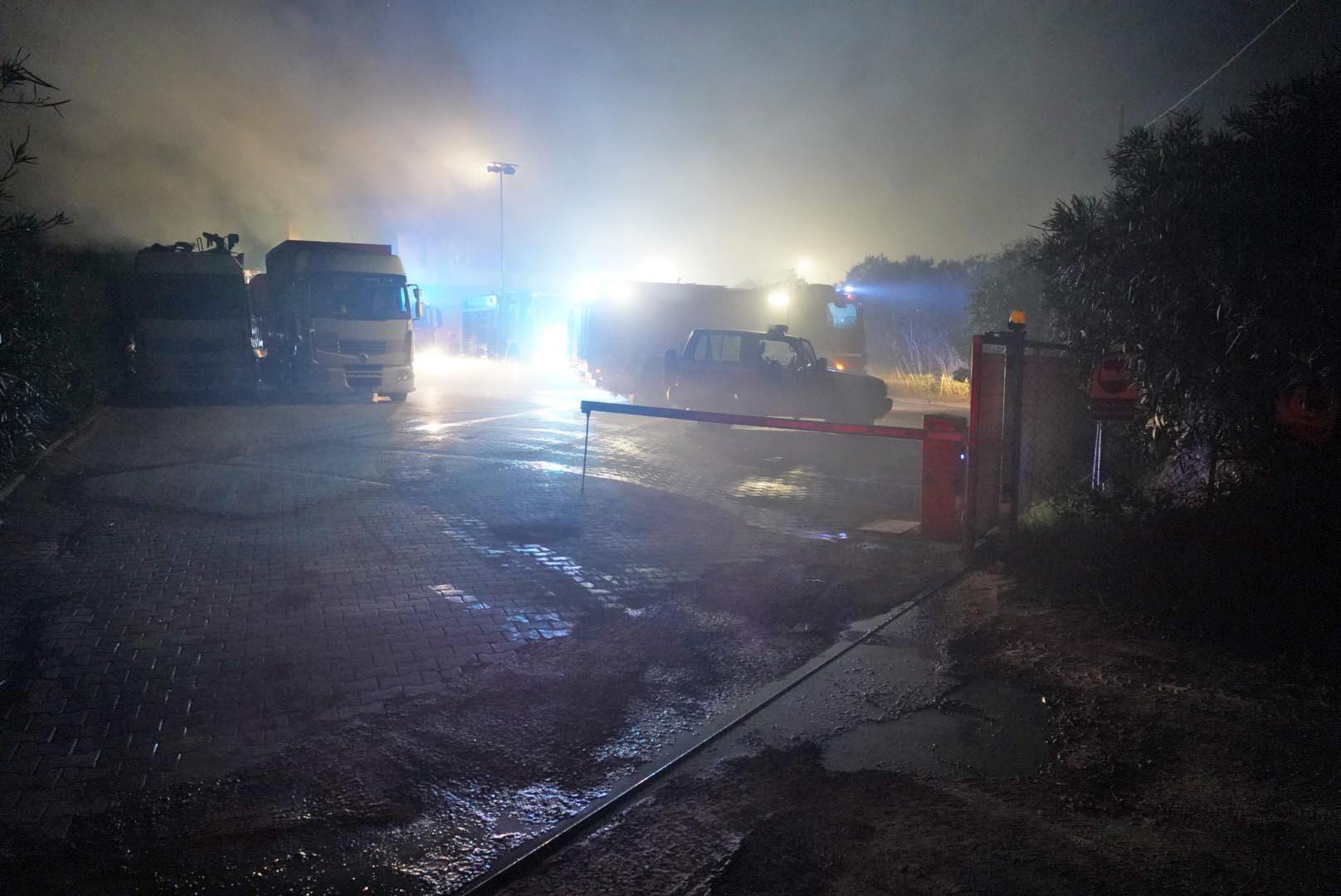 L’incendio al capannone nella zona industriale di Gello a Pontedera (foto Franco Silvi)