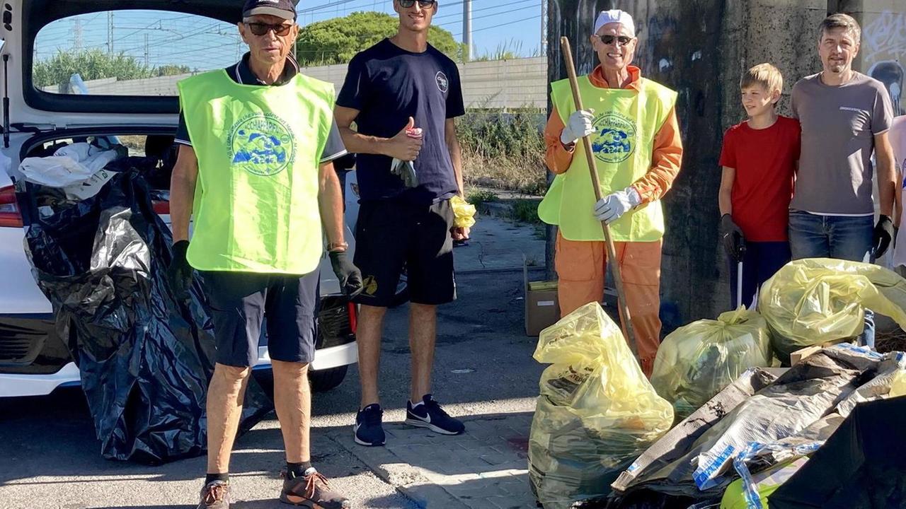 Meno degrado al parco Levante grazie ai volontari “armati” di rastrelli