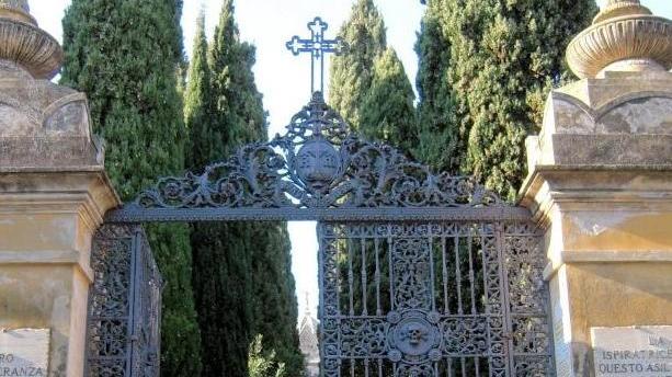 Cimiteri, scatta l’allarme rosso: mancano i loculi per i defunti
