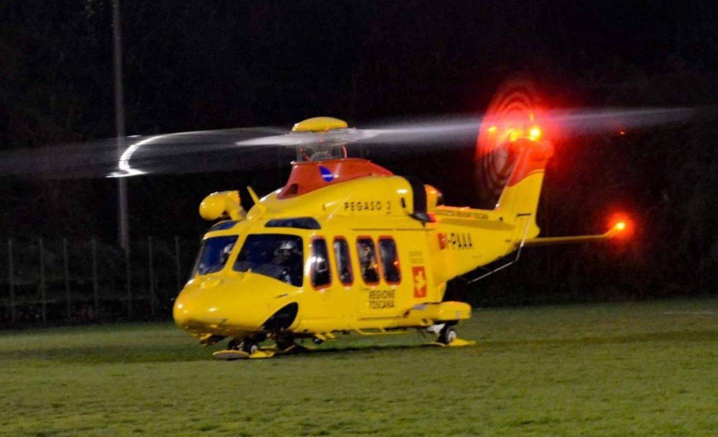 Cade dallo scooter nel cuore della notte Giovane trovato a terra privo di sensi 