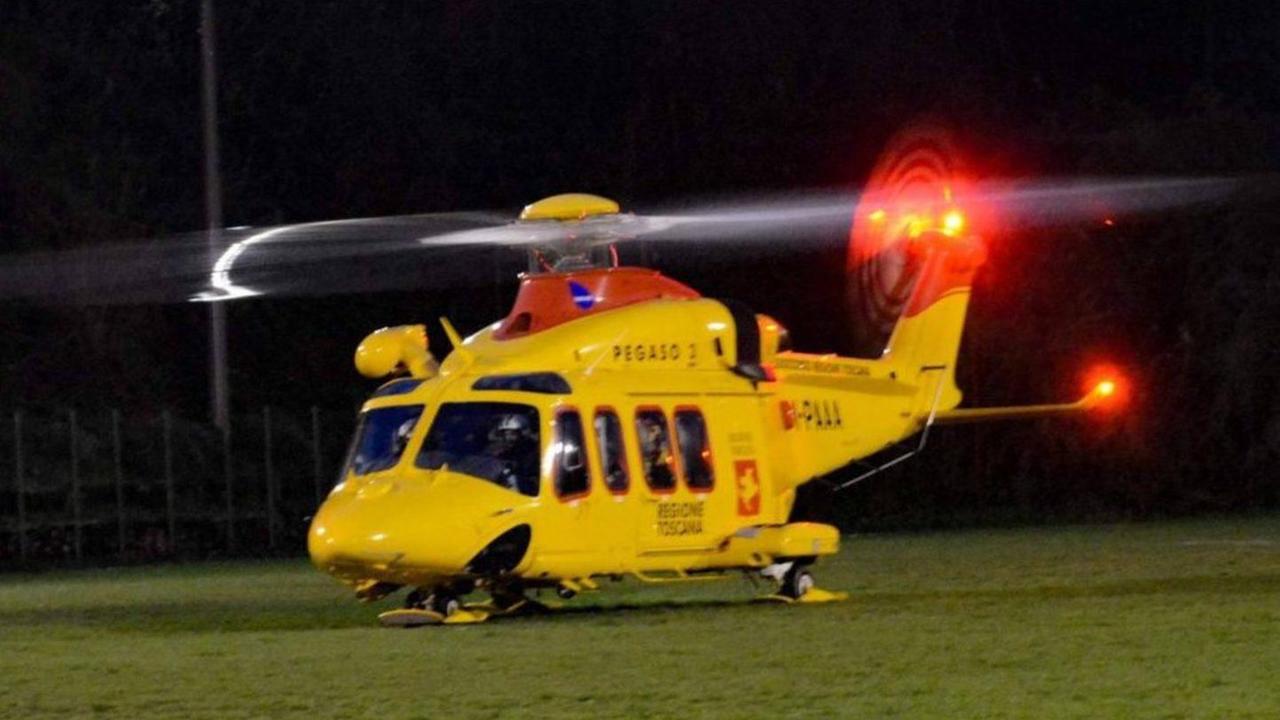 Cade dallo scooter nel cuore della notte Giovane trovato a terra privo di sensi