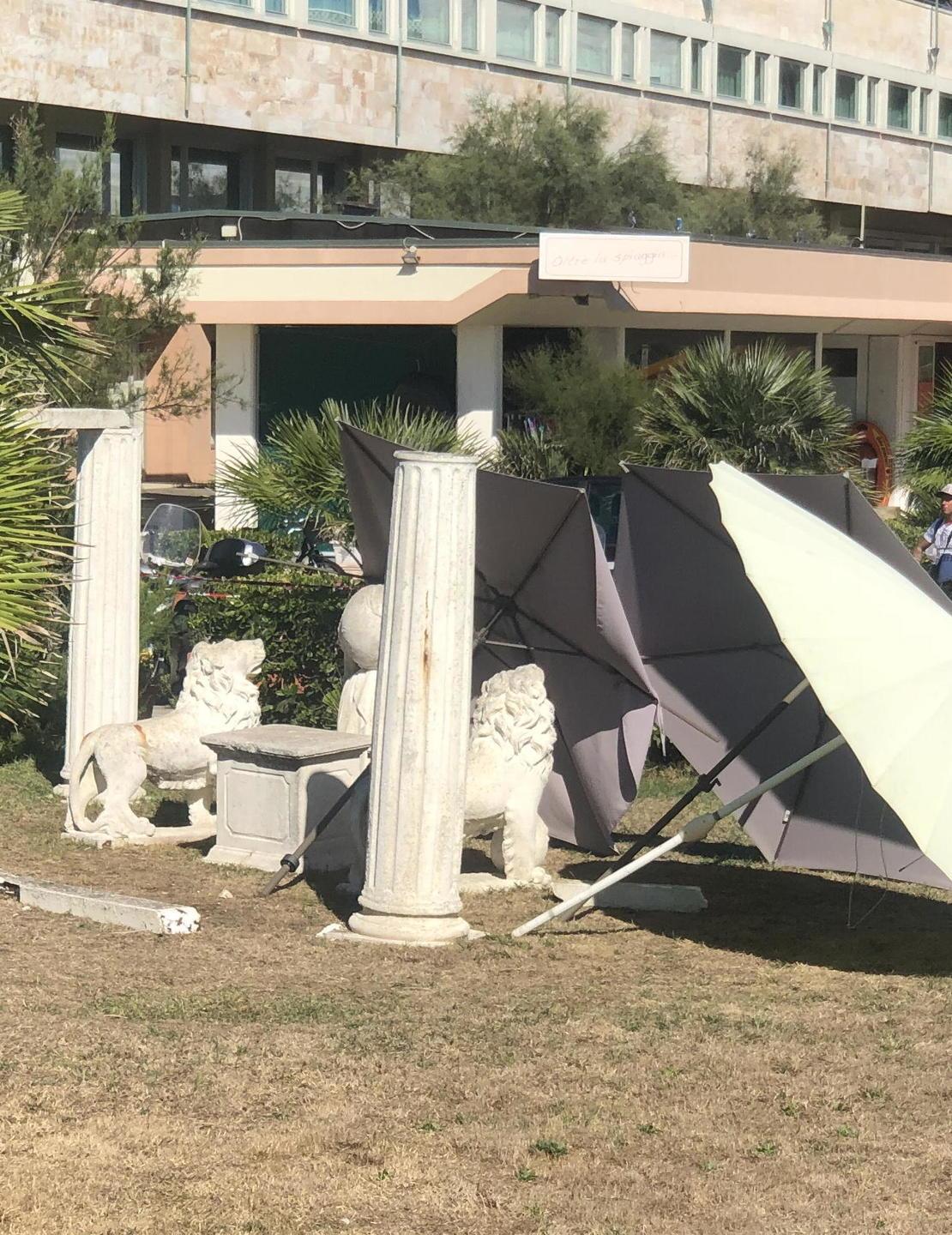Ombrelloni per proteggere il cadavere 