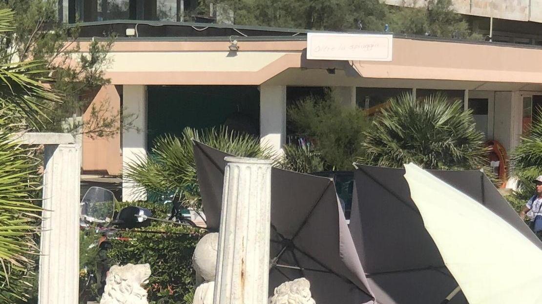 Ombrelloni per proteggere il cadavere