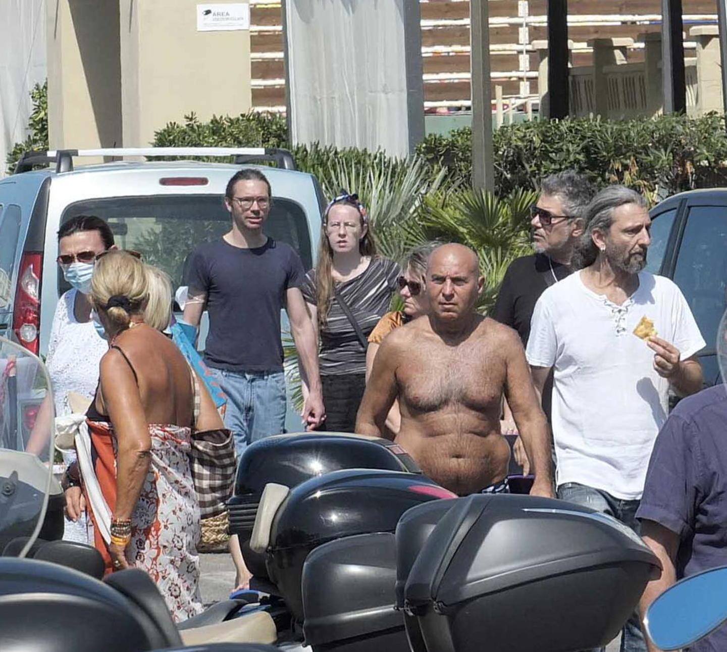 Lo choc dei commercianti della piazza «Era stesa a terra in un lago di sangue» 