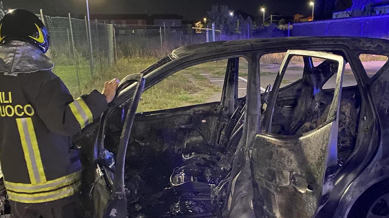 L’auto data alle fiamme forse collegata alla rapina