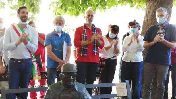 Tutto il paese per applaudire la statua a Giancarlo Corsini