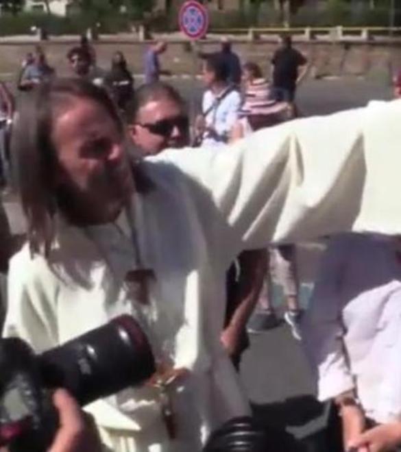 Negazionisti, c’è anche l’esorcista di Bibbiano Tutta l’Emilia s’indigna 