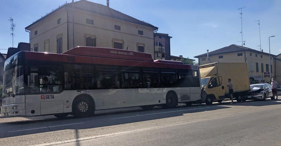 Autobus tamponato alla fermata