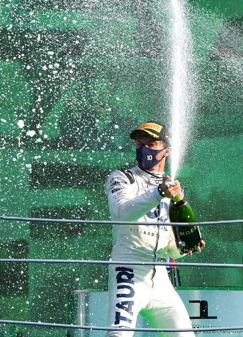 L’Inno d’Italia a Monza lo fa suonare Gasly L’ex riserva festeggia Le Ferrari in frantumi 