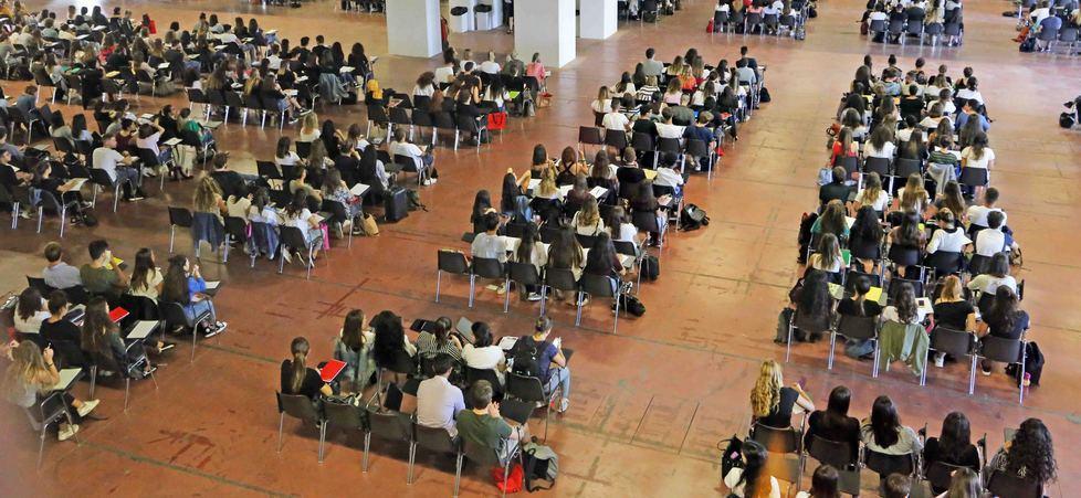 Unife, personale in ufficio e pergamene in Fiera 
